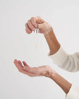 VOVEES Siero Lifting con Succo di Cetriolo e Proteine del Grano applicato su mani mature in ambiente luminoso.