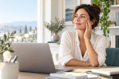 Pausa di benessere nella routine viso di una giornata al computer