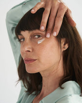 Donna applica la crema viso VOVEES BLD9 nella zona dello zigomo.
