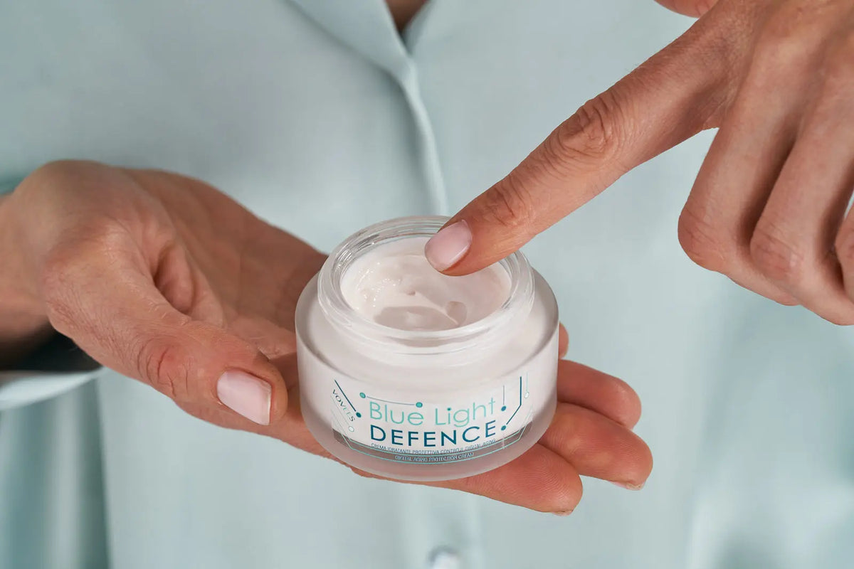 Persona tiene il barattolo della crema viso VOVEES BLD9.