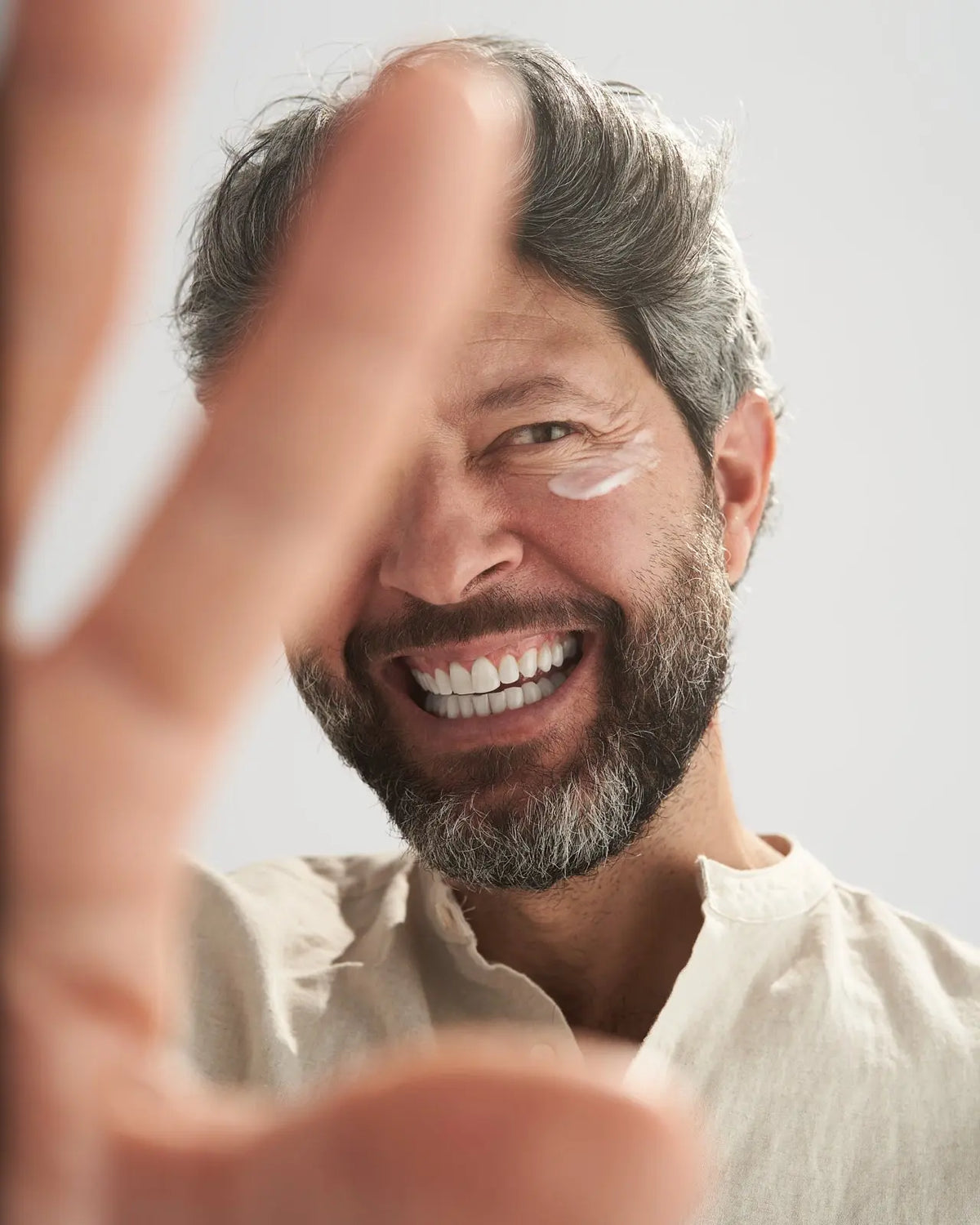 Uomo applica il gel VOVEES Theia nella zona del contorno occhi.
