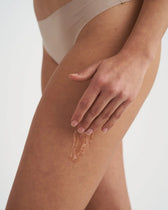Texture del gel corpo VOVEES LipoGel con sfere di caffeina applicata sulla coscia.