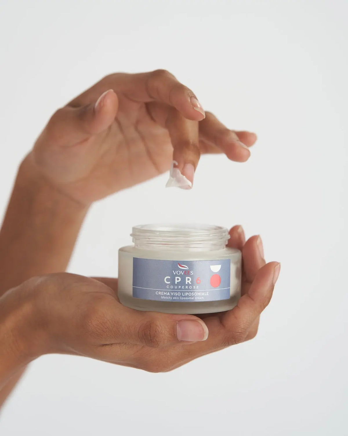 Texture della crema viso VOVEES CPR6 prelevata dal barattolo.